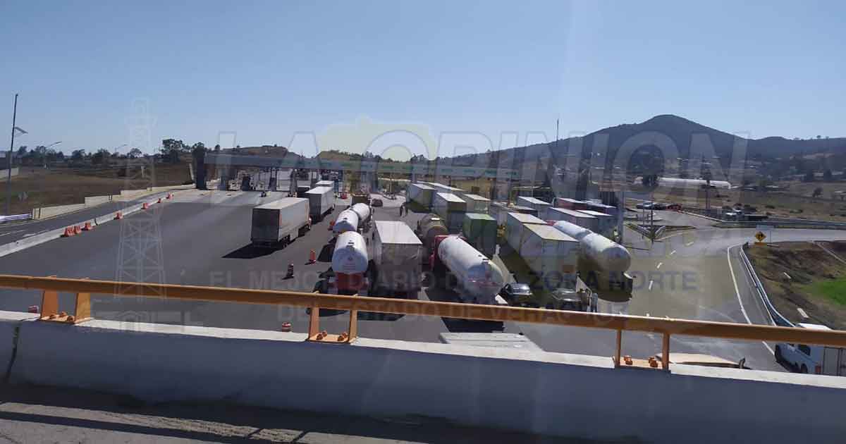 Caos por cierre de carreteras; suplican ayudas automovilistas