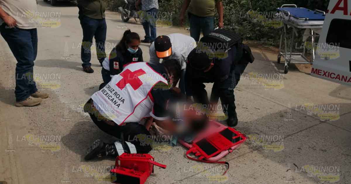 Al hospital tras caer de una camioneta