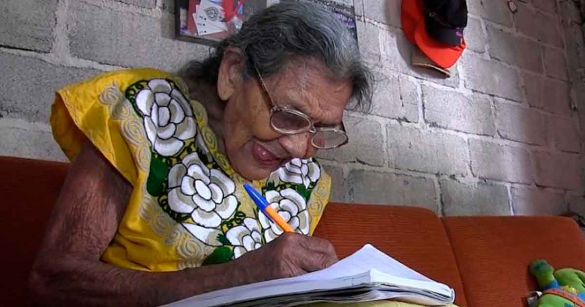 Conoce a Lupita Palacios: la abuelita que aprendió a leer a sus casi 100 años