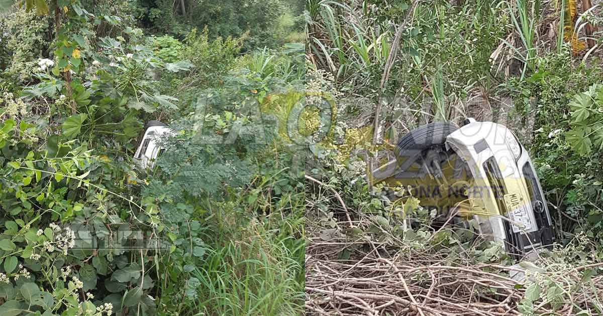 ¡Auto al barranco; dos lesionados!