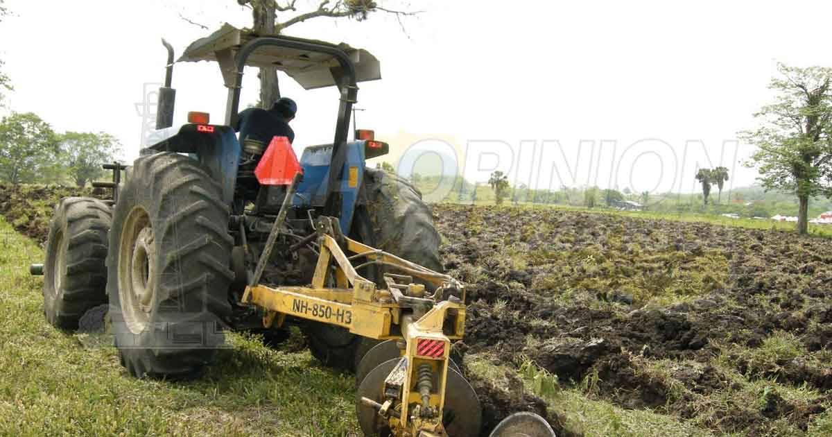 Capacitan a campesinos para conservar humedad en tierras de cultivo