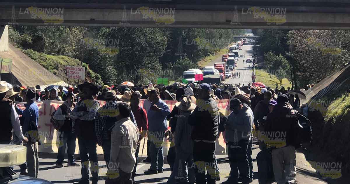 Cumplen 12 horas del cierre de carreteras