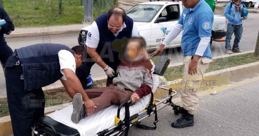 Motociclista arrolla a una persona de la tercera edad