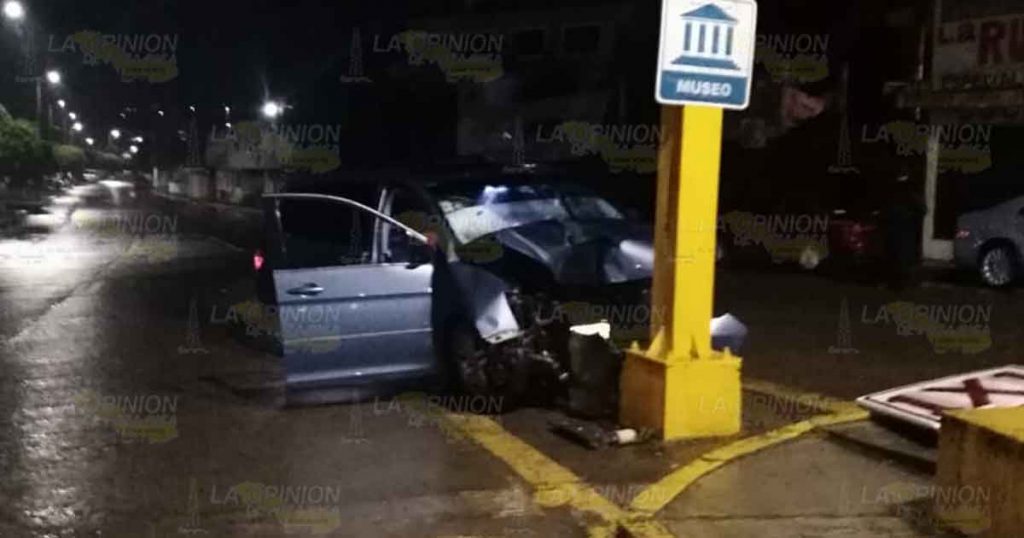 Se impactan contra un poste