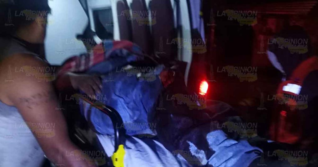 Se impactan contra un poste