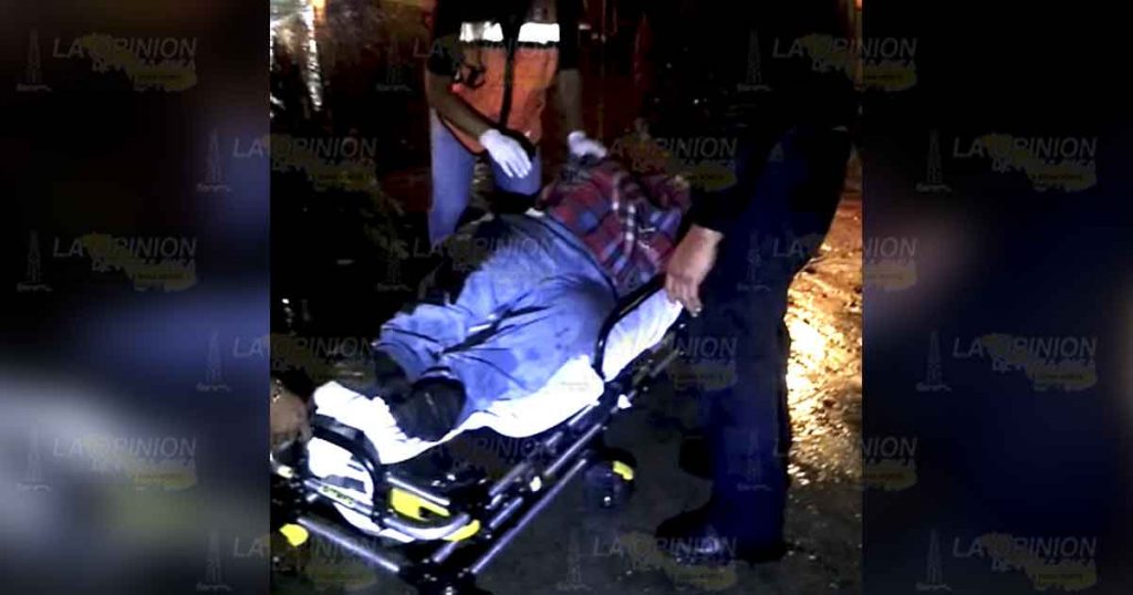 Se impactan contra un poste