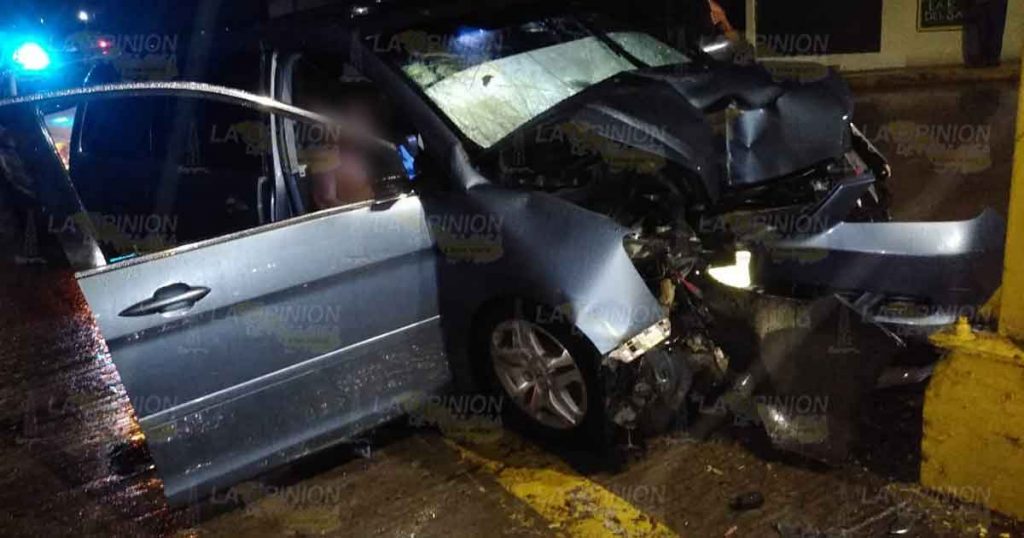 Se impactan contra un poste