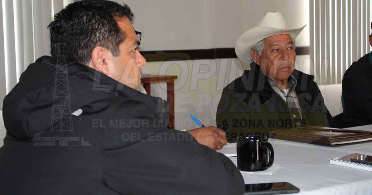 Alcalde atiende a moradores de el Águila Monte Grande