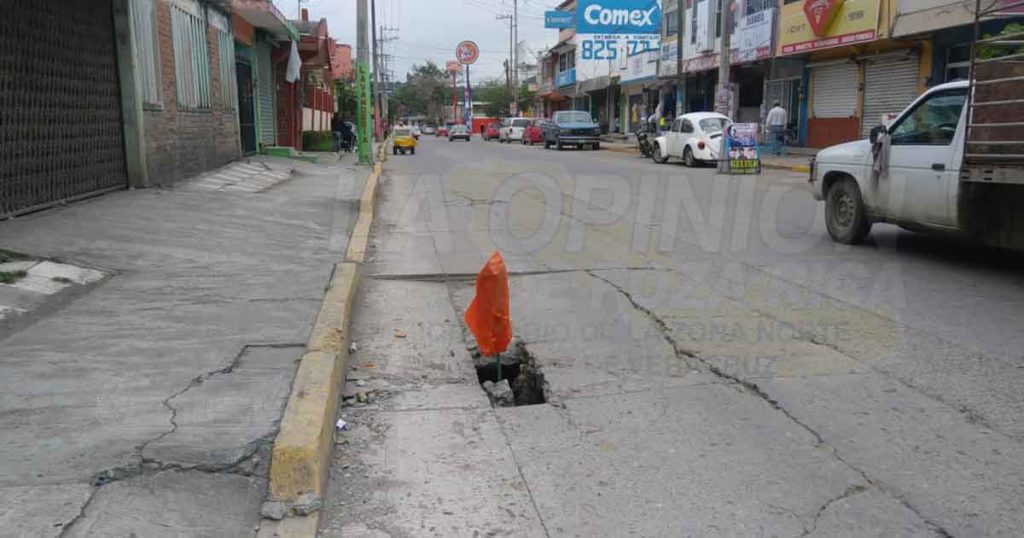 Peligro para automovilistas por socavón