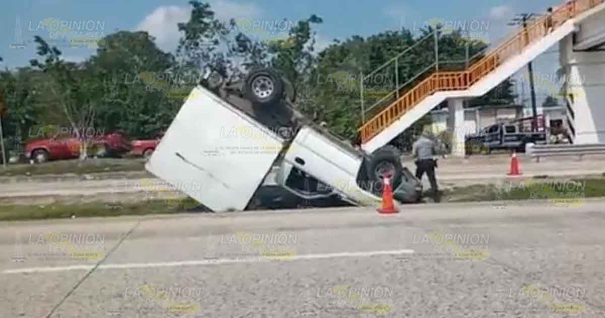 Vuelca camioneta que transportaba carne