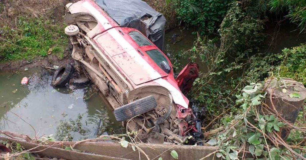 ¡Al arroyo, camioneta “pasajera”!