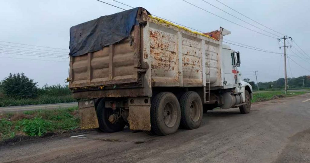 ¡Tapizan de bagazo la carretera federal Álamo-Alazán!