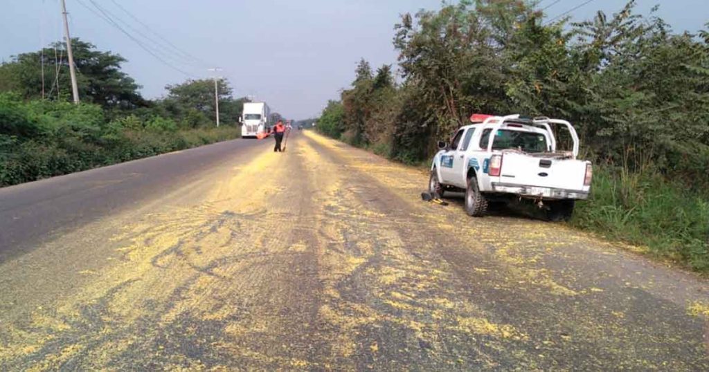 ¡Tapizan de bagazo la carretera federal Álamo-Alazán!