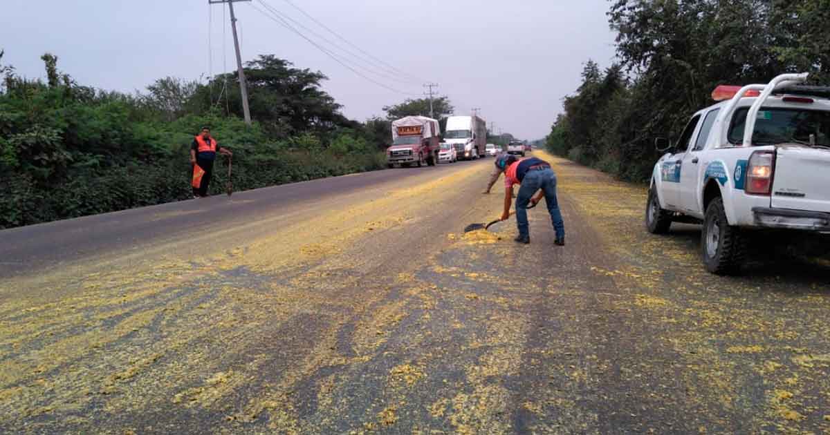 ¡Tapizan de bagazo la carretera federal Álamo-Alazán!