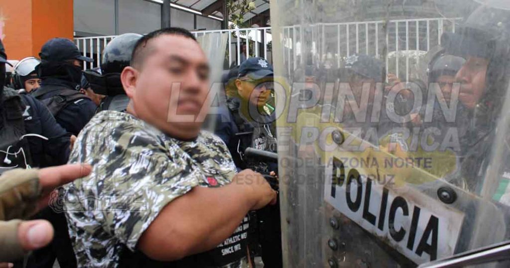 Sangrienta represión en el parque temático (Video)