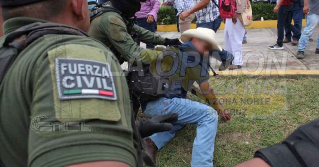 Sangrienta represión en el parque temático (Video)