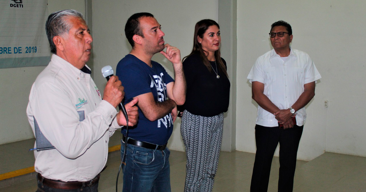 Motivador invita a estudiantes a nunca rendirse ante las adversidades
