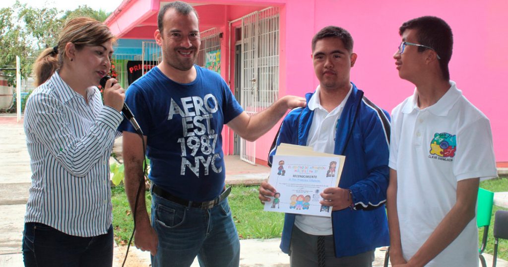 Motivador invita a estudiantes a nunca rendirse ante las adversidades