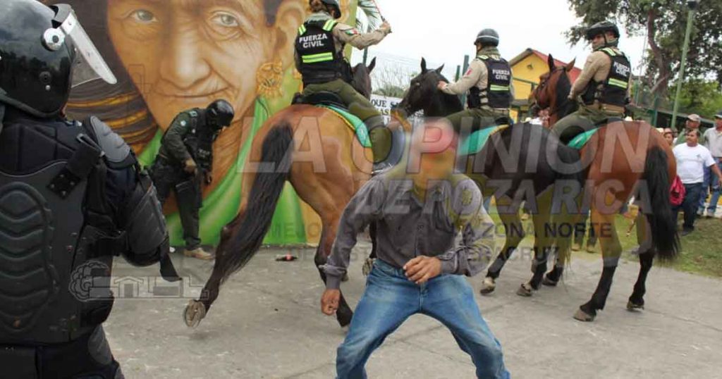 Sangrienta represión en el parque temático (Video)