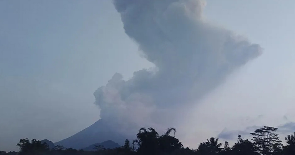 El Monte Merapi hace erupción en Indonesia