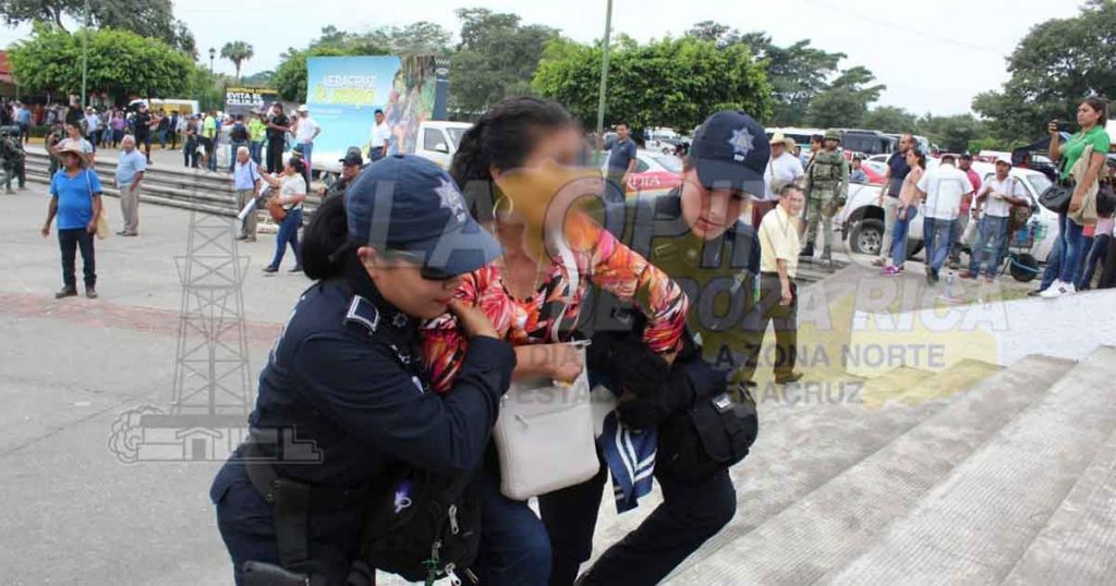 Sangrienta represión en el parque temático (Video)