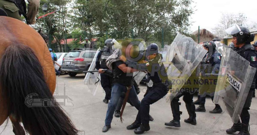 Sangrienta represión en el parque temático (Video)