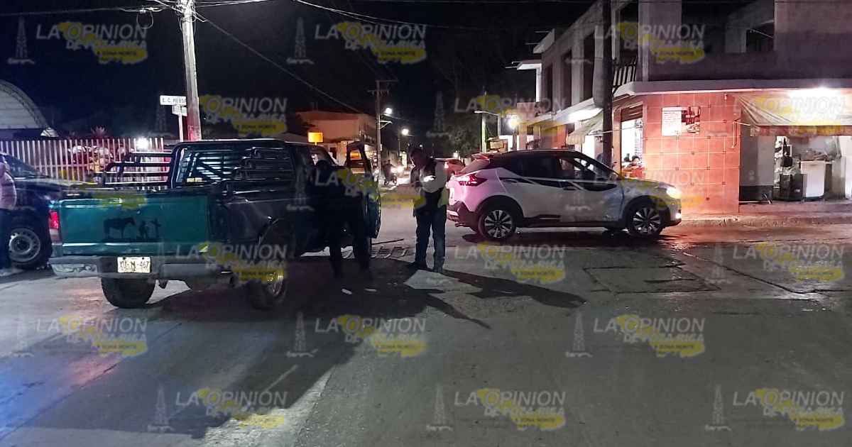 ¡Fuertes daños materiales en choque de camionetas!