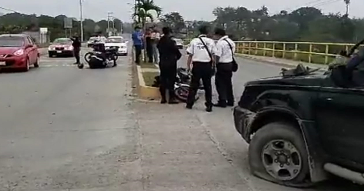 Estudiante a bordo de motocicleta, se fractura la pierna al chocar contra camioneta