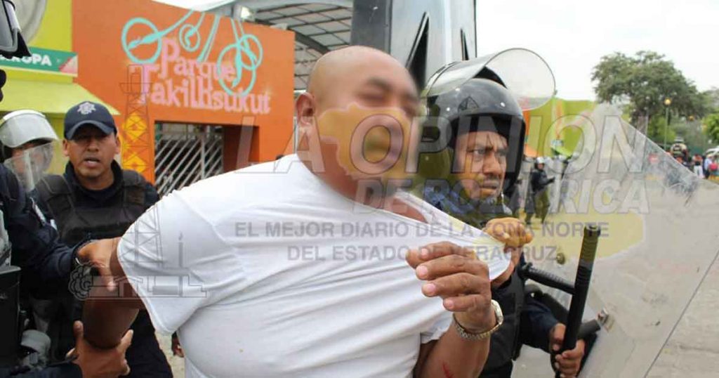 Sangrienta represión en el parque temático (Video)