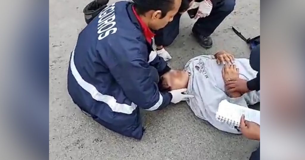 Estudiante a bordo de motocicleta, se fractura la pierna al chocar contra camioneta