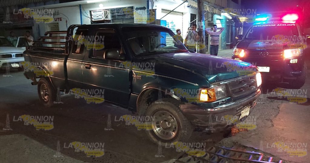 ¡Fuertes daños materiales en choque de camionetas!