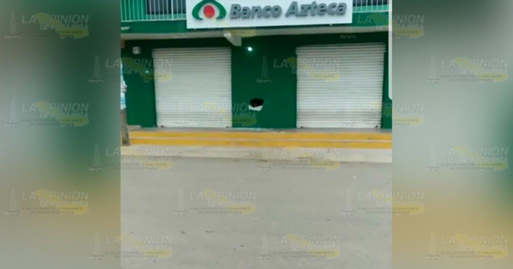 Realizan hoyo en pared de banco; policías dicen que fue un choque