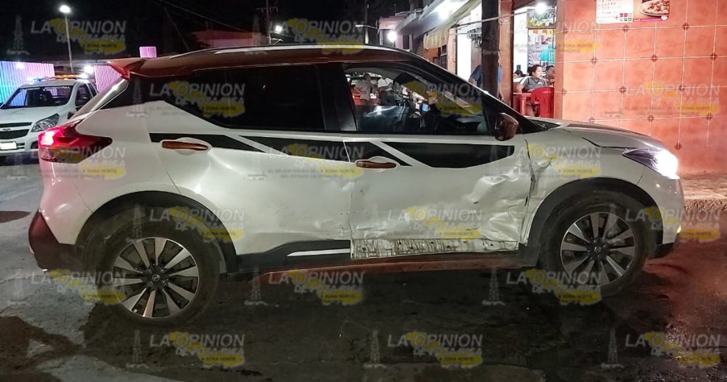 ¡Fuertes daños materiales en choque de camionetas!