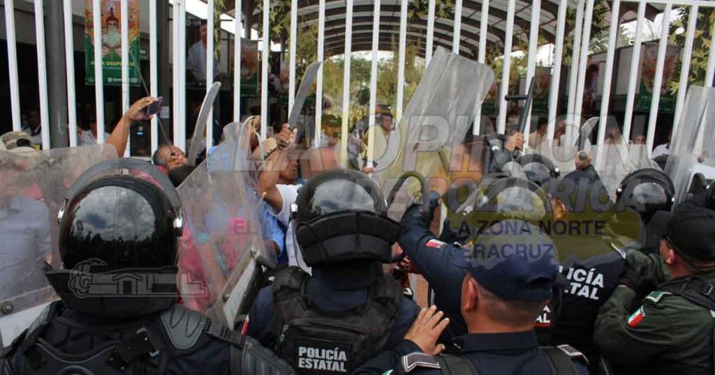 Sangrienta represión en el parque temático (Video)