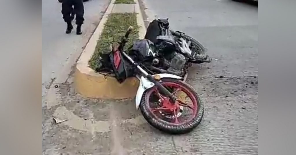 Estudiante a bordo de motocicleta, se fractura la pierna al chocar contra camioneta