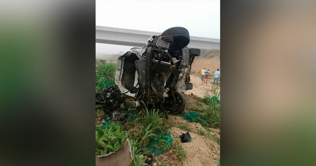 ¡Viven para contarla!, cae a barranco y destroza su vehículo