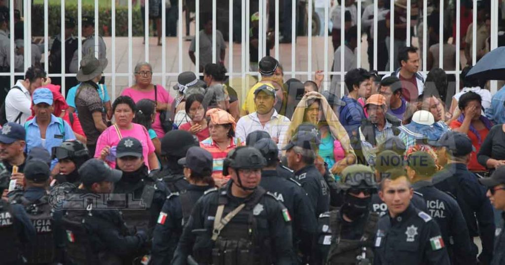 Sangrienta represión en el parque temático (Video)