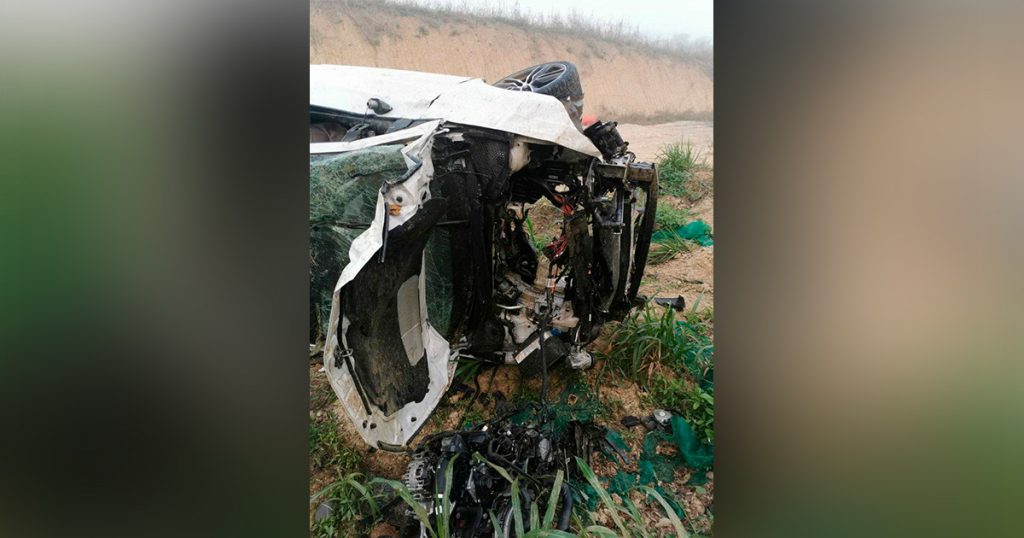 ¡Viven para contarla!, cae a barranco y destroza su vehículo