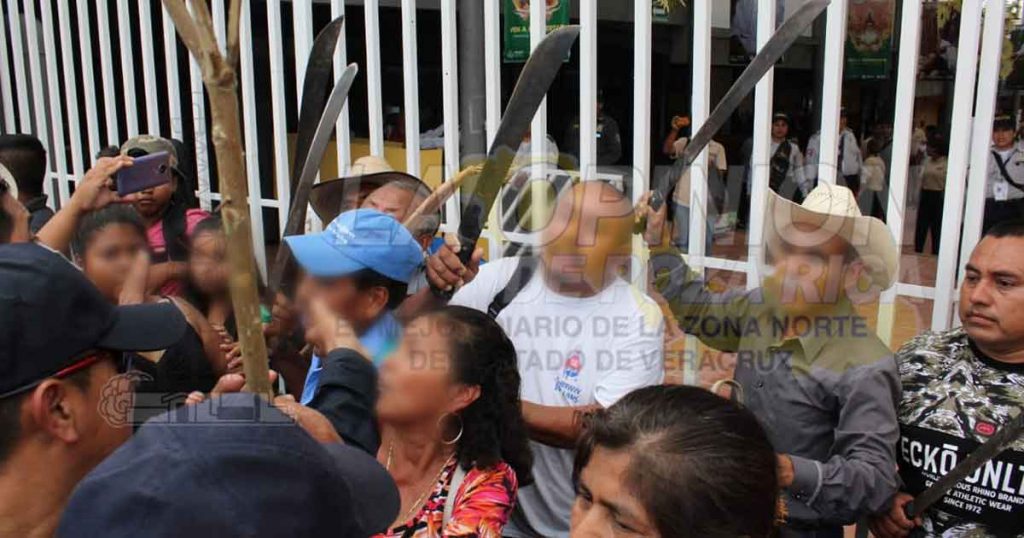 Sangrienta represión en el parque temático (Video)