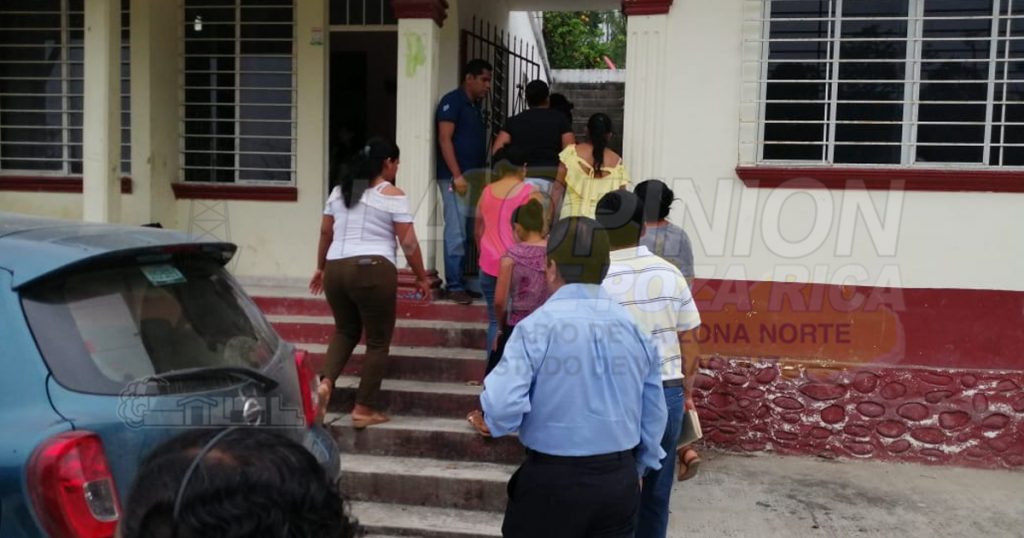 Padres de familia piden cese del director de la primaria Adelina Ricaño Pastrana, en Espinal