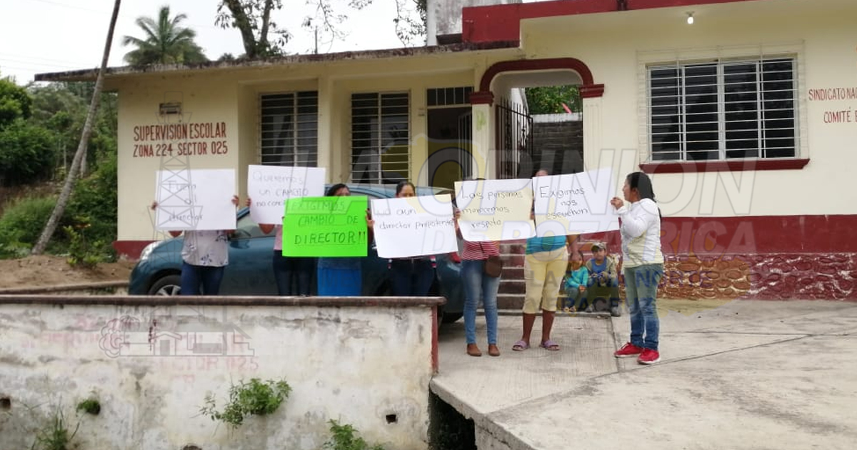 Padres de familia piden cese del director de la primaria Adelina Ricaño Pastrana, en Espinal