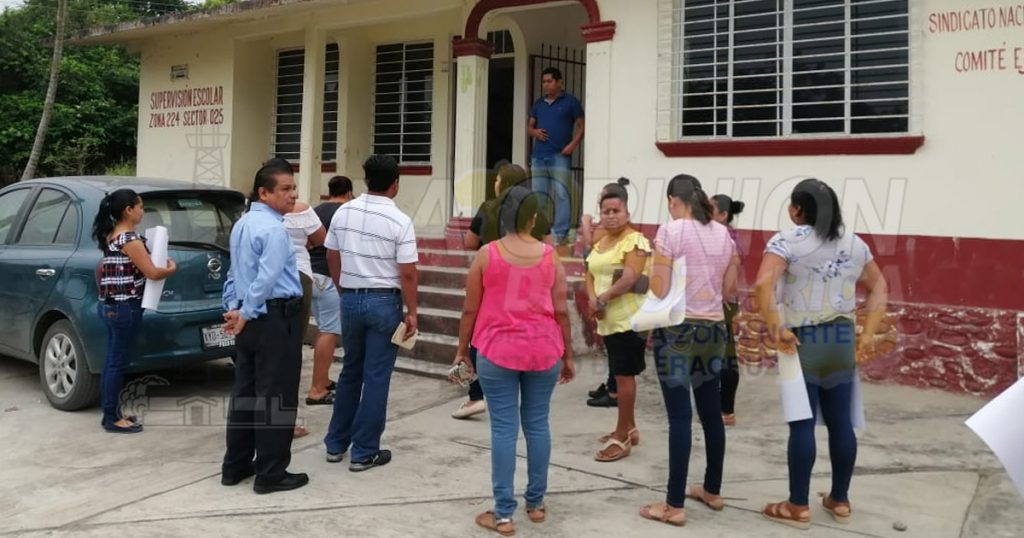 Padres de familia piden cese del director de la primaria Adelina Ricaño Pastrana, en Espinal