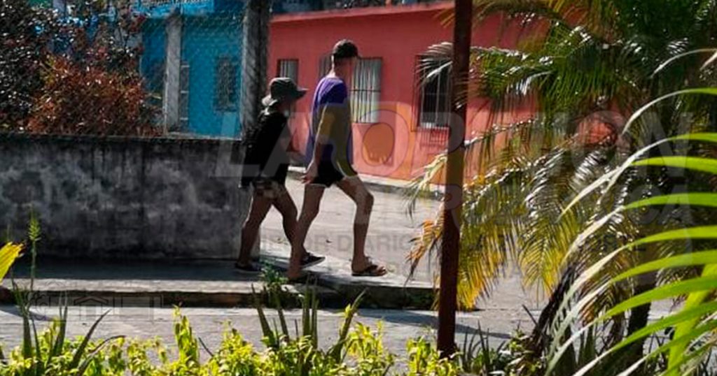Turistas extranjeros se pasean por la villa