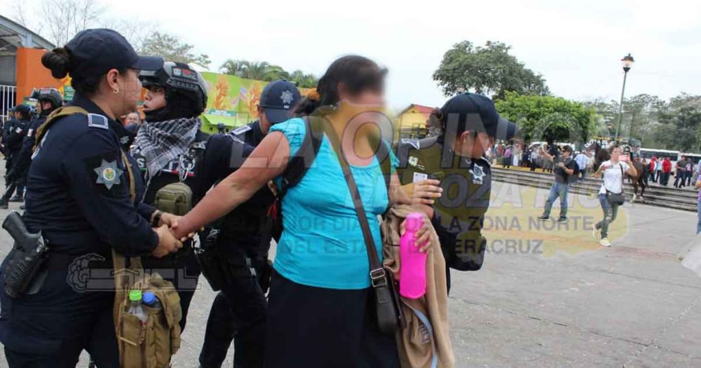 Sangrienta represión en el parque temático (Video)