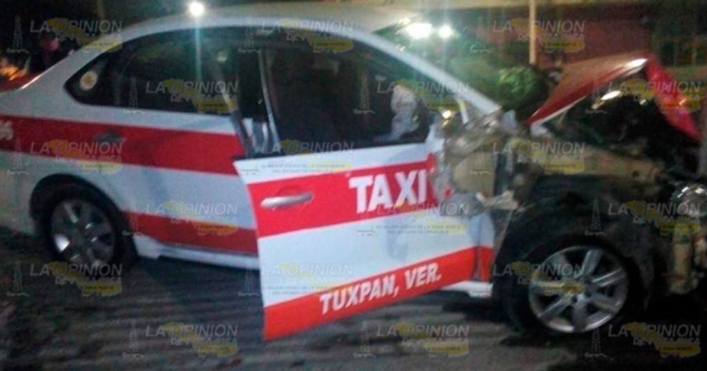 Taxista destroza su unidad, sobre el bulevar Manuel Maples Arce en Tuxpan