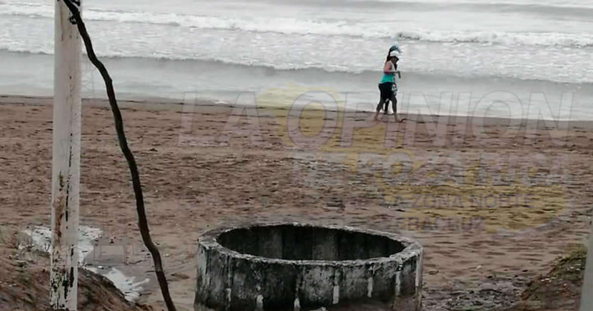 Turistas extranjeros se pasean por la villa