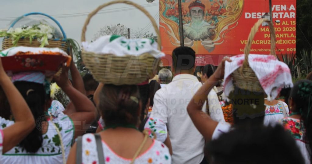 Realizan tutunakús Litlán, para pedir permiso a los Dioses