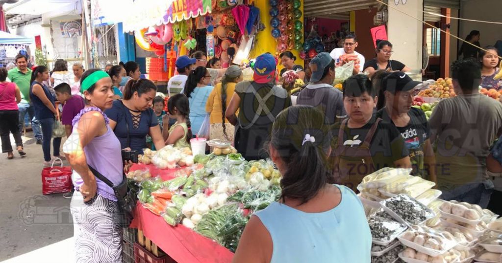 Tianguistas no respetan las medidas de sanidad
