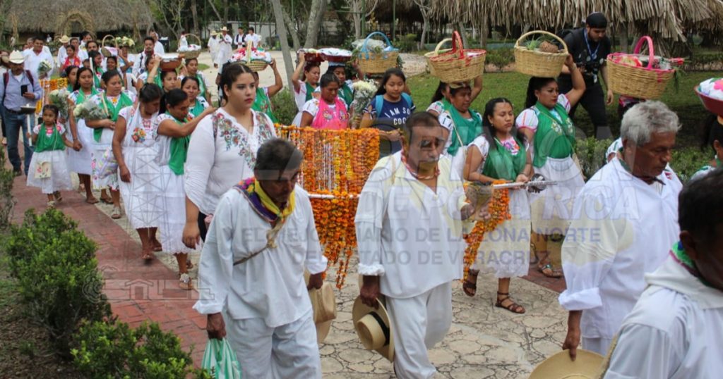 Realizan tutunakús Litlán, para pedir permiso a los Dioses