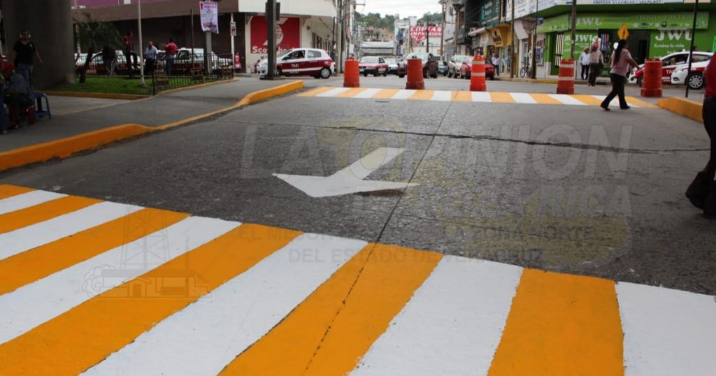 Cierran calles sin ton ni son en Poza Rica